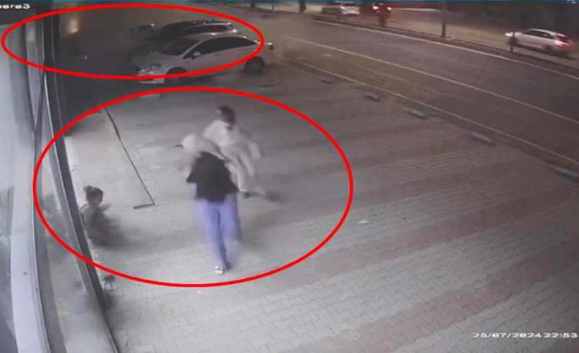 Otomobil park halindeki araçlara çarptı, yayalar son anda kurtuldu, o anlar kameraya yansııdı
