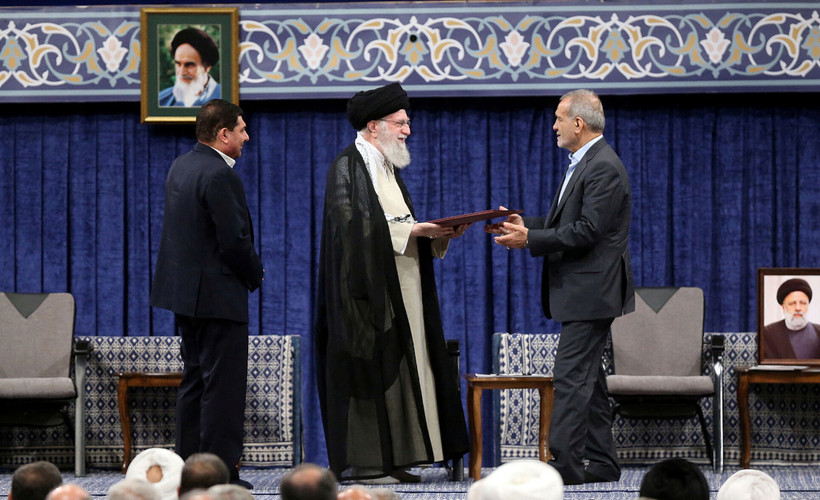 Pezeşkiyan'a mazbatasını veren Hamaney'den açık destek