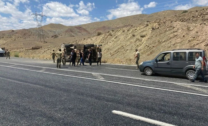 Van-Hakkari yolunda zırhlı araç devrildi: Altı asker yaralandı