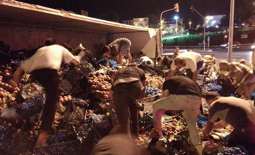Devrilen kamyondan, kasa kasa meyve topladılar