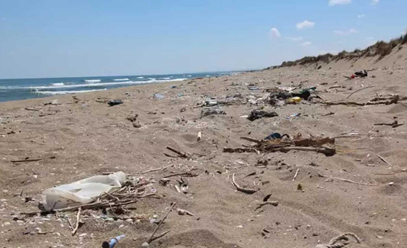 Kocaeli 2 kilometrelik kumsal çöple kaplandı