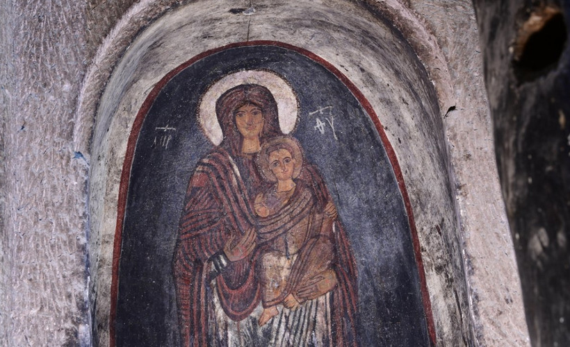 Gümüşler Manastırı'nda 'Gülen Meryem Ana' freski ziyaretçilerin ilgisini çekiyor