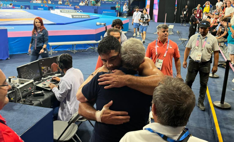 Bronz madalya ile veda etti: Taha Akgül minderde ayakkabılarını çıkardı