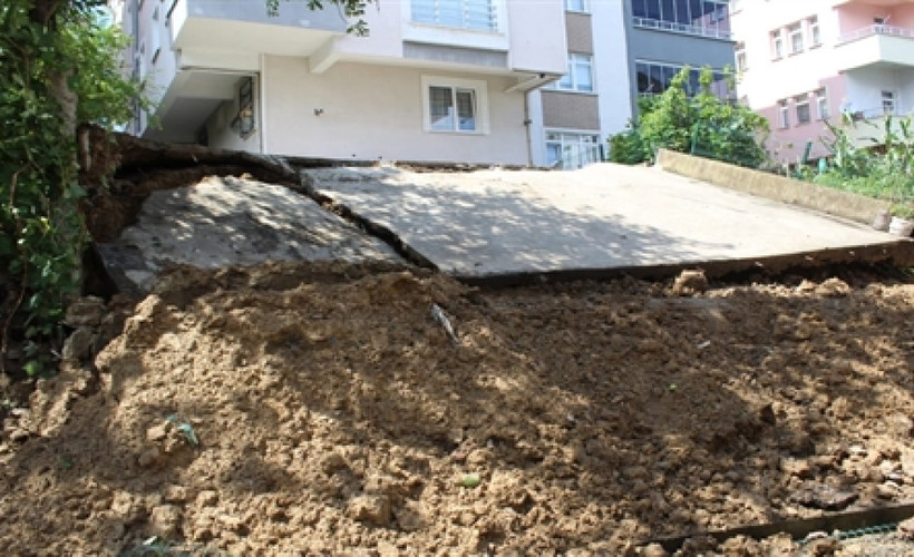 Ordu'da sağanak sonrası istinat duvarı çöktü: Bir bina tahliye edildi