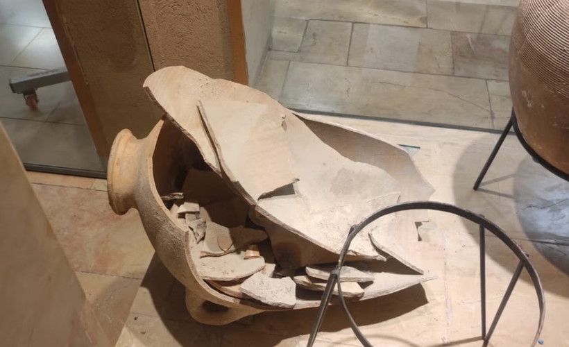 4 yaşındaki çocuk, 3 bin 500 yıllık antik küpü kırdı