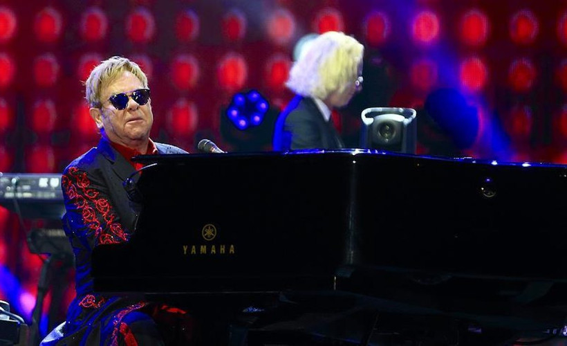 Elton John'un tek gözünde görme kaybı oluştu