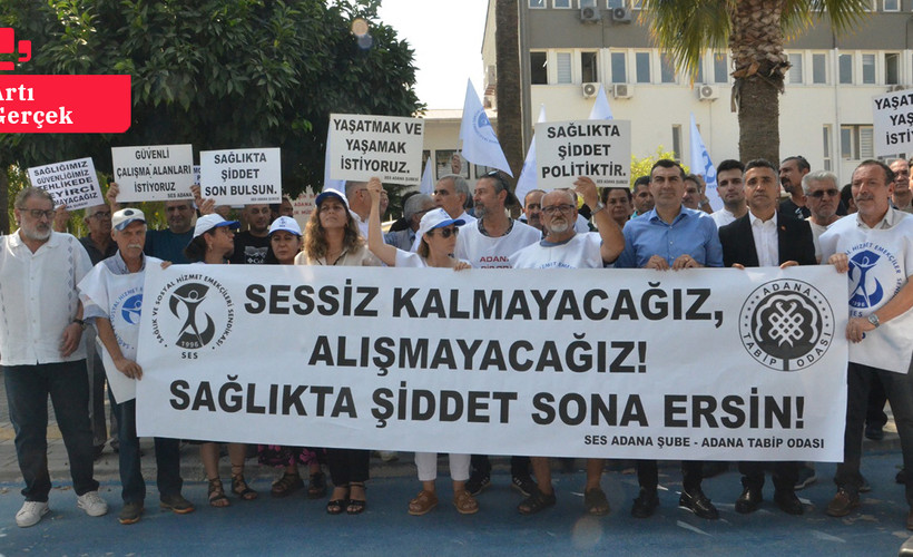 Adana'da sağlık örgütleri, çaydanlıkla saldırıya uğrayan hekim için eylem yaptı