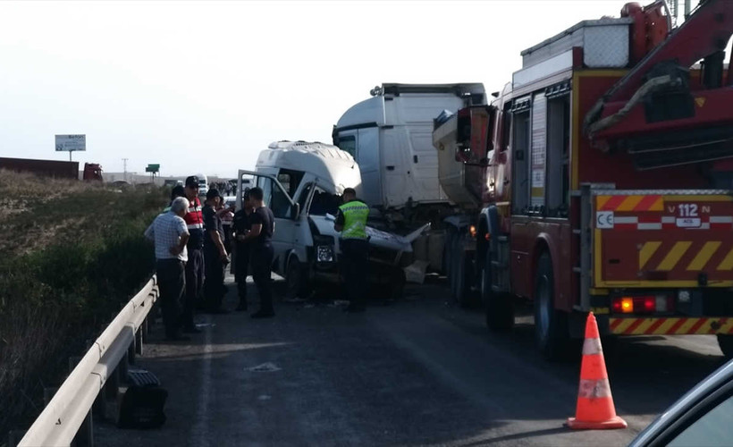 Adana'da tır ile işçi servisi çarpıştı, dört kişi öldü