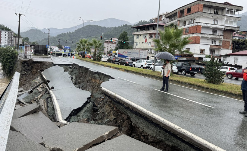 Artvin'de şiddetli yağış etkili oldu: Hopa kara yolu çöktü