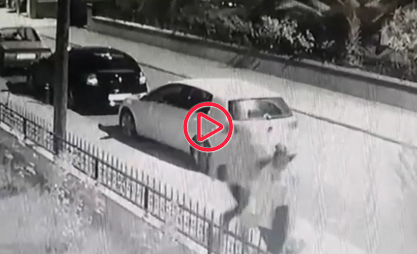 Yolda yürüyen kadına tanımadığı kişi tarafından bıçaklı saldırı: O anları güvenlik kamerası kaydetti