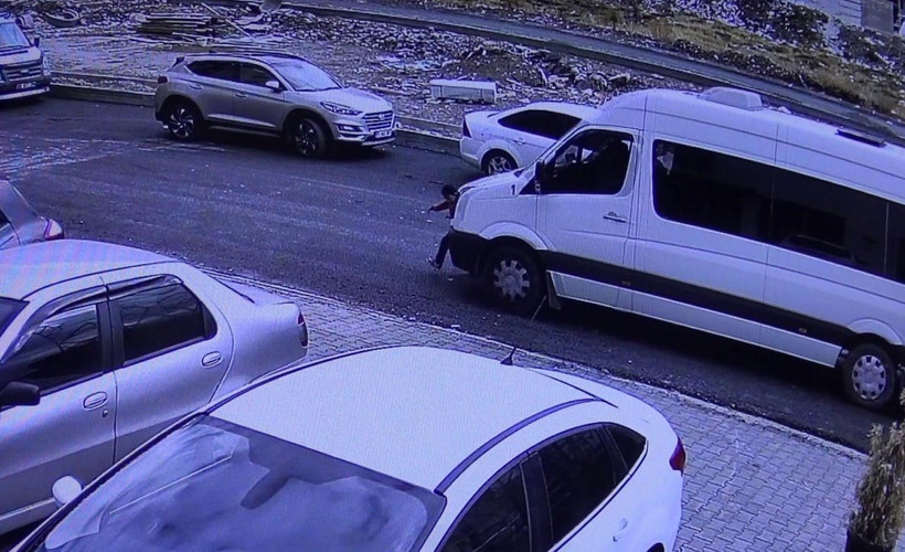 Minibüsle ezdiği çocuğu evinin önüne bıraktı, 'Balkondan düştü' dedi