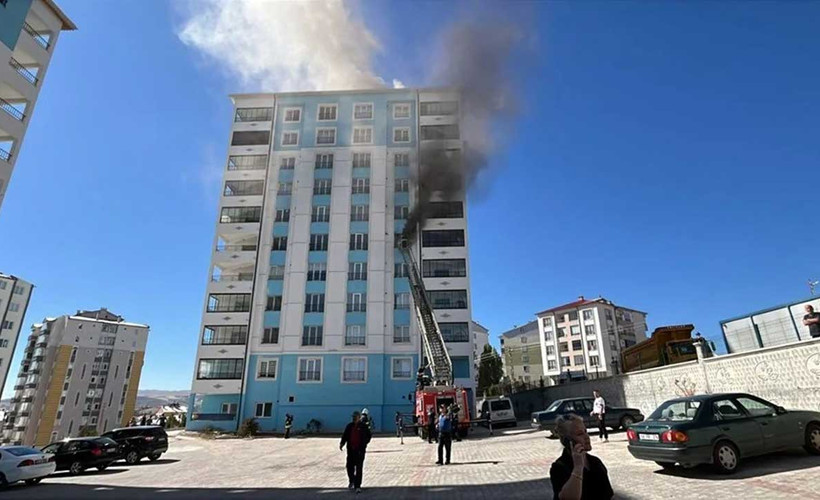 Sivas'ta 10 katlı apartmanda yangın: 6 kişi hastaneye kaldırıldı