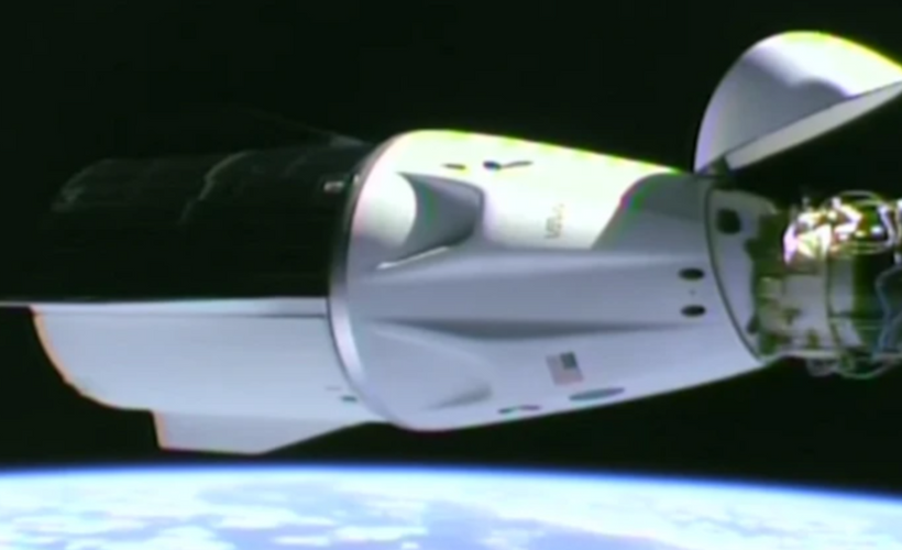 Space X kapsülü, uzayda mahsur kalan astronotları almak için ISS'e kenetlendi