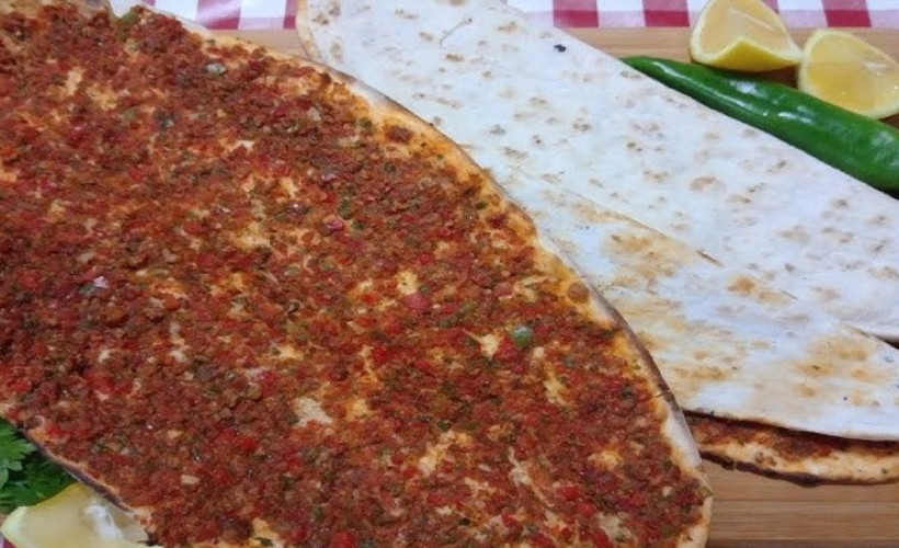Lahmacuna 1 kaşık eklendiğinde lahmacun Antep usulü oluyor!