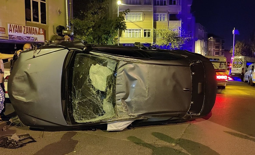 Gaziosmanpaşa'da kontrolden çıkan otomobil, park halindeki 6 araca çarpıp yan yattı