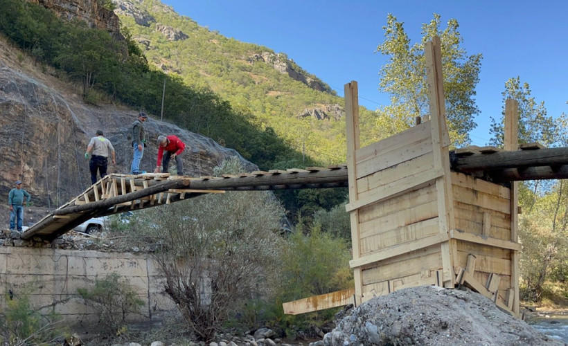 Dersim'de 'güvenlik' gerekçesiyle yıkılan köprüyü köylülerin kendisi yaptı: 'Devlet taleplerimizi karşılamıyor'