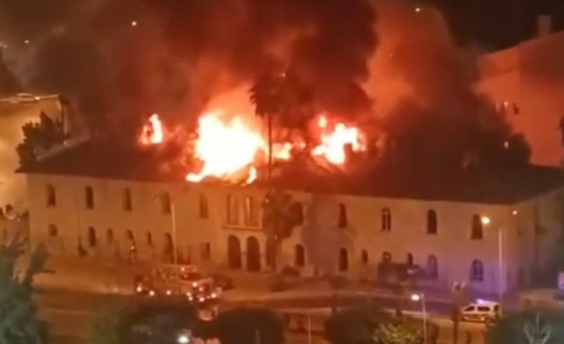 Mersin'deki tarihi okulda çıkan yangın hasara neden oldu
