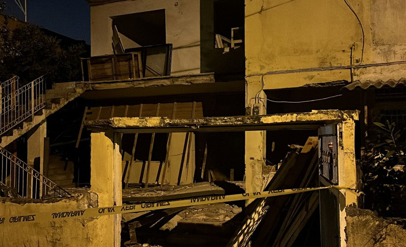 Hatay'da deprem hasarlı evin balkonu çöktü: İki ölü