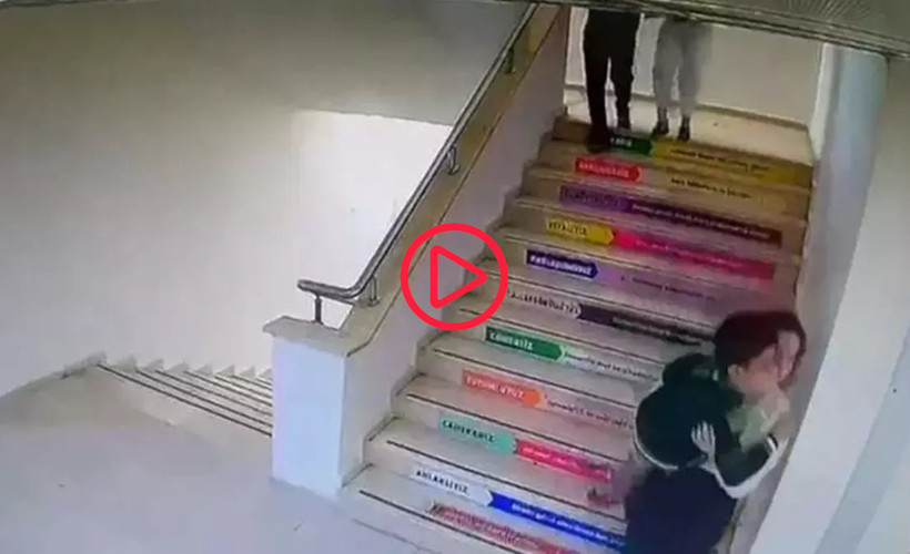 Malatya depreminde engelli öğrencisini kucağında taşıyan öğretmene plaket