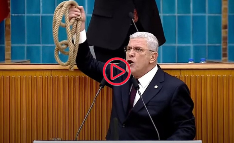 İYİ Parti Genel Başkanı Dervişoğlu, Meclis kürsüsünden 'urgan' fırlattı: 'Bahçeli al bunu başının ucuna as'