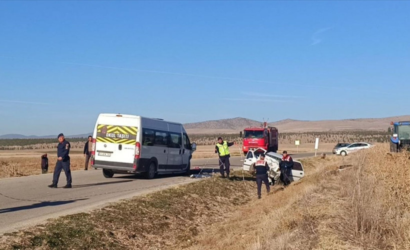 Afyonkarahisar'da okul servis minibüsü ile otomobil çarpıştı: Dört ölü, iki ağır yaralı