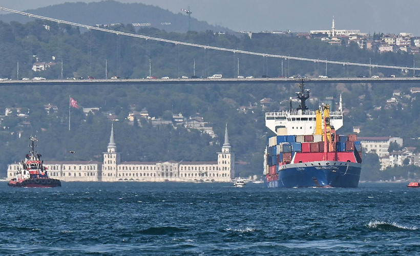 İstanbul Boğazı'nda gemi trafiği askıya alındı