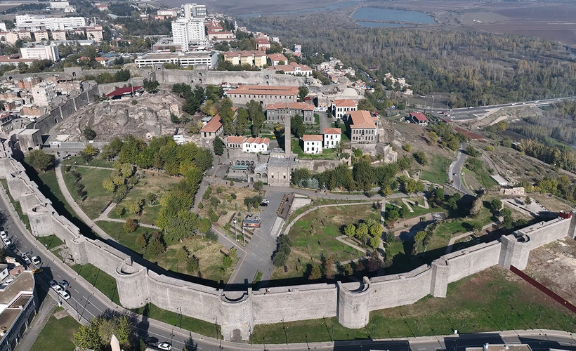 Diyarbakır'da, surlardan düşen 12 yaşındaki çocuk öldü