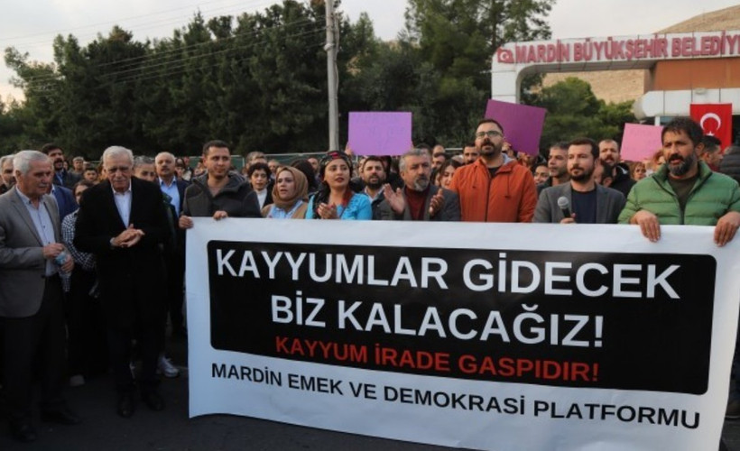 Mardin'de belediye önünde nöbet eylemi başlatıldı
