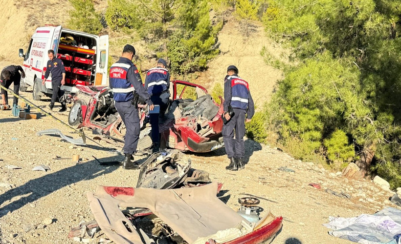 Burdur'da çimento tankeri, üç otomobille çarpıştı: Üç ölü, beş yaralı