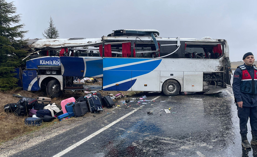 Eskişehir'de yolcu otobüsü devrildi: Bir ölü, 30 yaralı