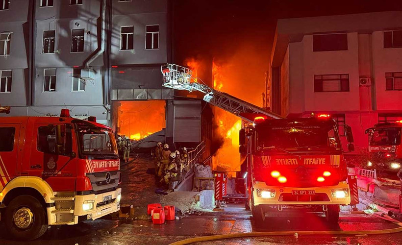 Beylikdüzü'nde fabrika yangını: Patlamalar yaşanıyor