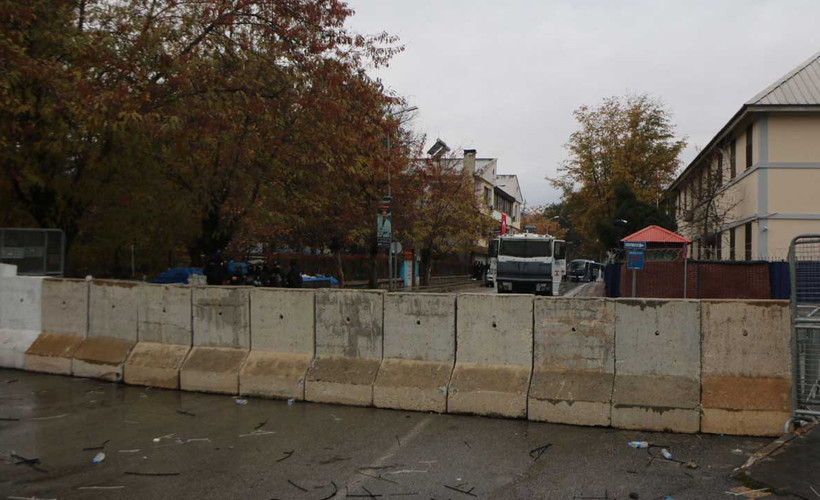 Kayyım atanan Dersim Belediyesi girişi beton bariyerlerle kapatıldı