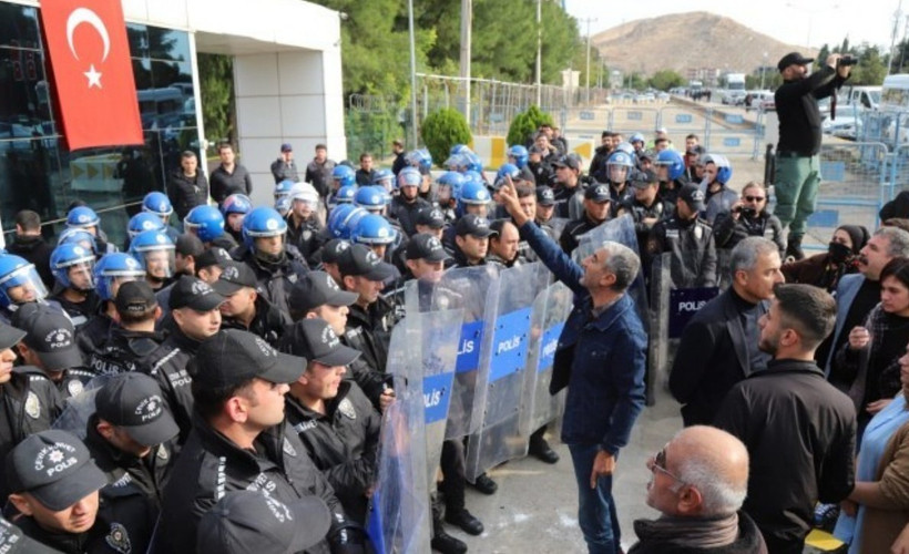 Mardin'de kayyım protestolarında gözaltına alınan iki kişi tutuklandı