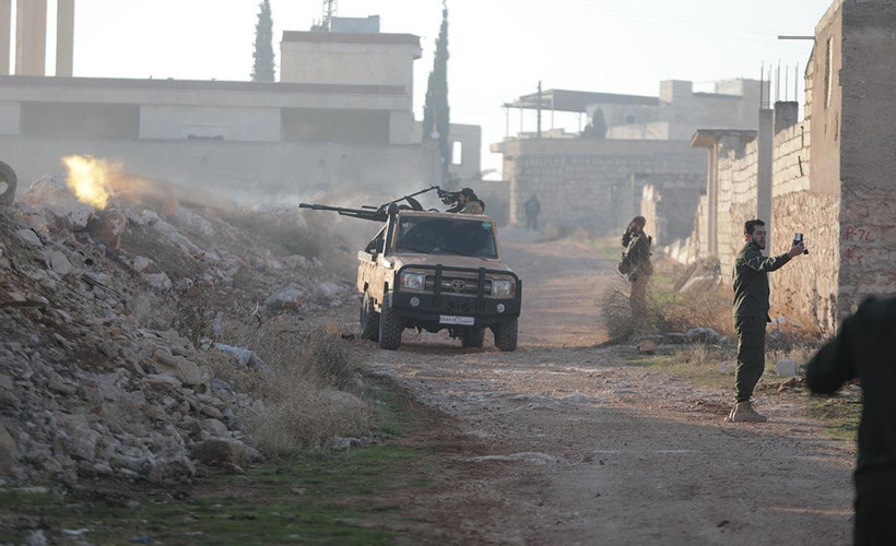 Cihatçılar Hama'nın eteklerine vardı: Halep'ten Hama'ya çekilen Suriye ordusu 'Geri püskürtmeye hazırız' dedi