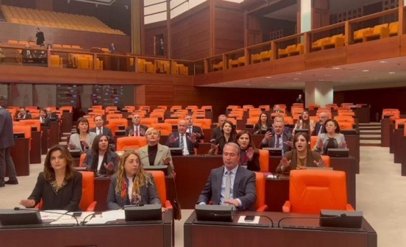 DEM Partili vekillerden Meclis'te kayyım protestosu: Oturuma üç kez ara verildi