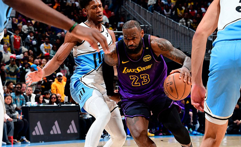 LeBron James 'triple-double' yaptı ama Lakers uzatmada yıkıldı