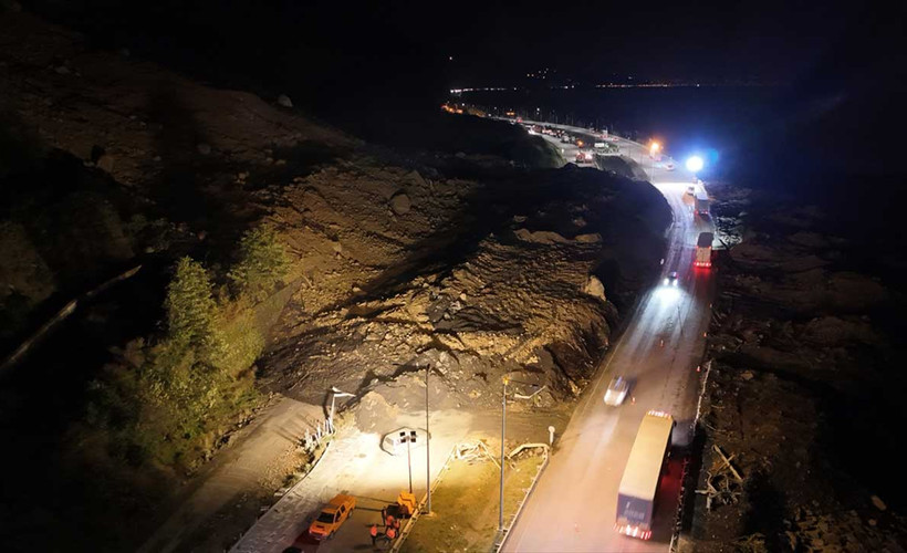 Artvin'de heyelan: Karadeniz Sahil Yolu tek şeritten ulaşıma açıldı, üç kişi aranıyor