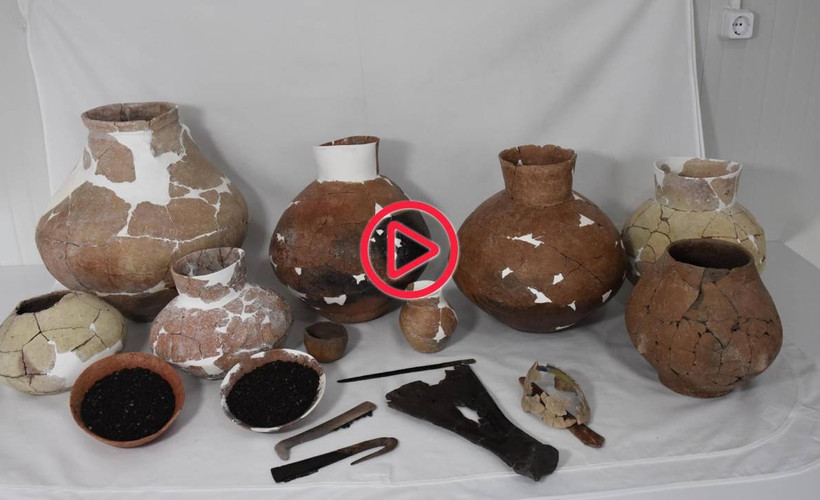 Ulucak Höyüğü'nde 7 bin 800 yıllık binada tahıllar, kaplumbağa kabuğu, spatula bulundu