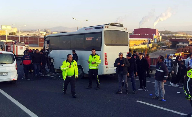Manisa'da servis midibüsü ile TIR çarpıştı: 22 işçi yaralı