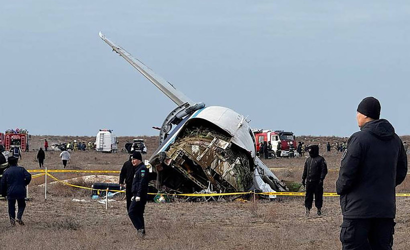 Azerbaycan Havayolları'na ait yolcu uçağı düştü: 31 kişi kurtuldu
