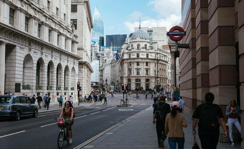 Londra'nın merkezinde bir kişi aracını yayaların üzerine sürdü: 4 yaralı