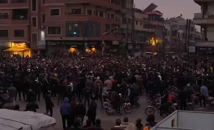 Suriye'de Hristiyanların ardından Alevilerden kitlesel protesto: Göstericilere ateş açan HTŞ, sokağa çıkma yasağı ilan etti