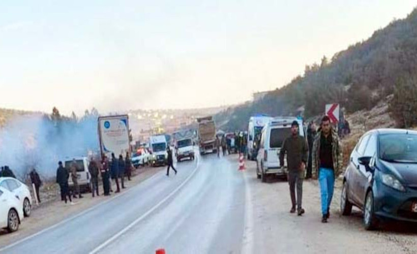 Antep'te TIR ile minibüs çarpıştı, iki kişi öldü