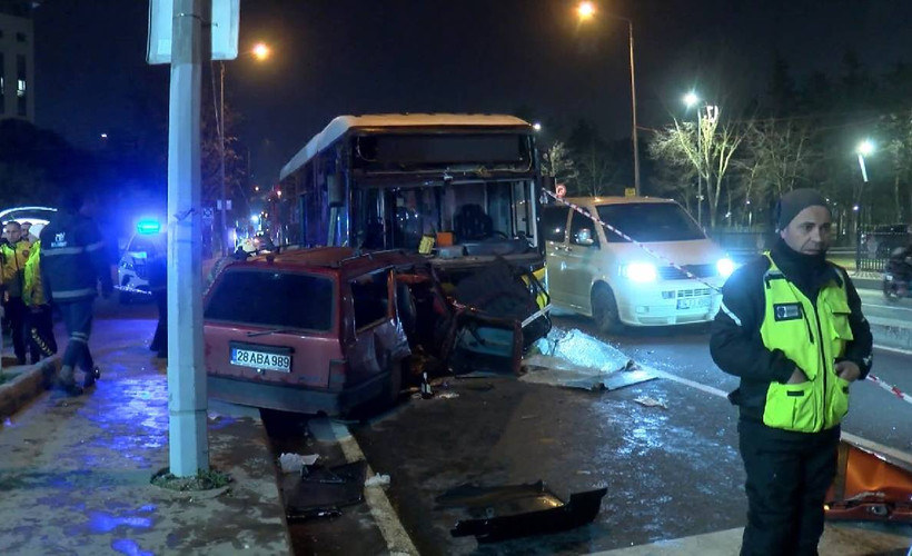 İETT otobüsüne çarpan otomobilde iki kişi öldü