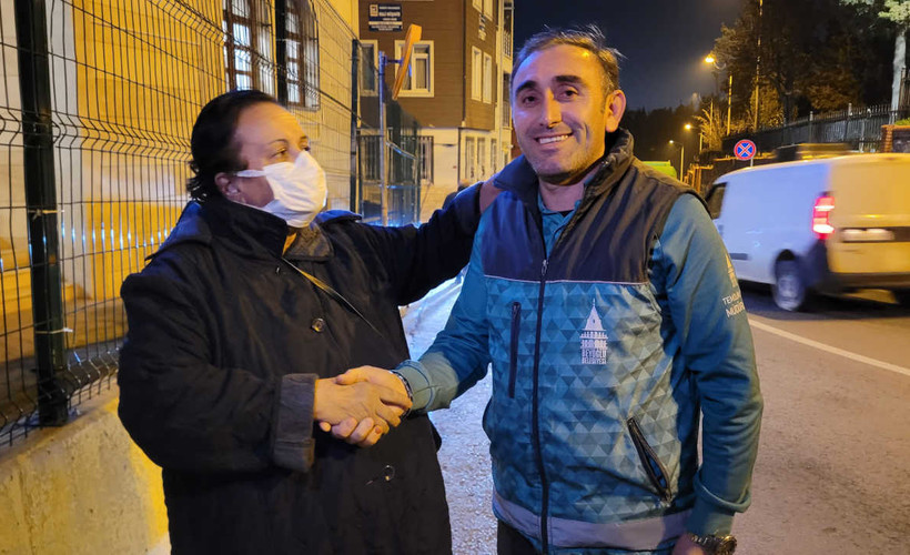 Beyoğlu'nda temizlik yaparken altın dolu çanta buldu