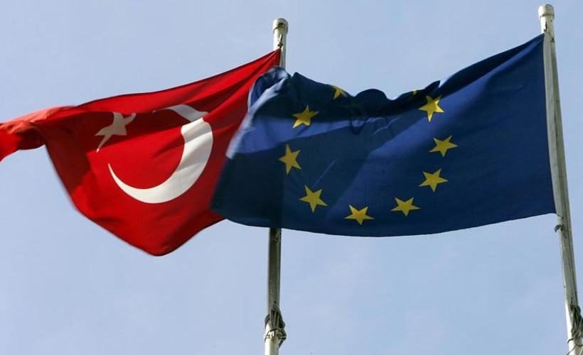 AB: Türkiye'den vizesiz seyahat için üç konuda ilerleme istenecek