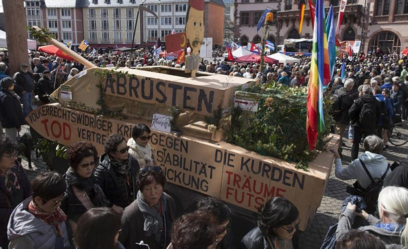 Geleneksel Paskalya yürüyüşlerinde Afrin protestosu