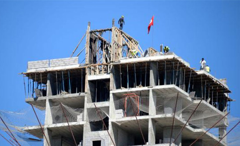 İnşaat işçisinin tehlikeli yürüyüşü