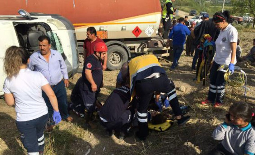 Tanker öğrenci servisine çarptı: Ağır yaralılar var