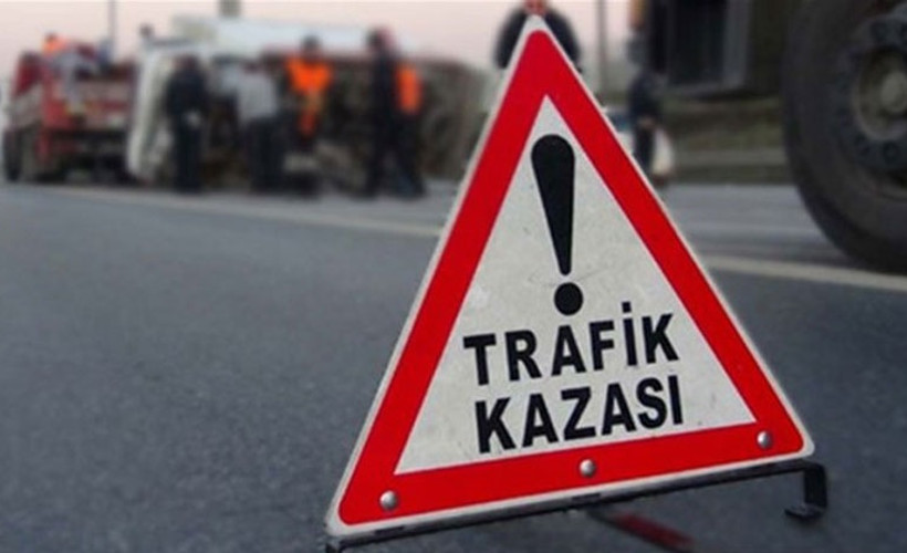 Kamyonet tur otobüsüne çarptı: 3'ü çocuk 5 ölü